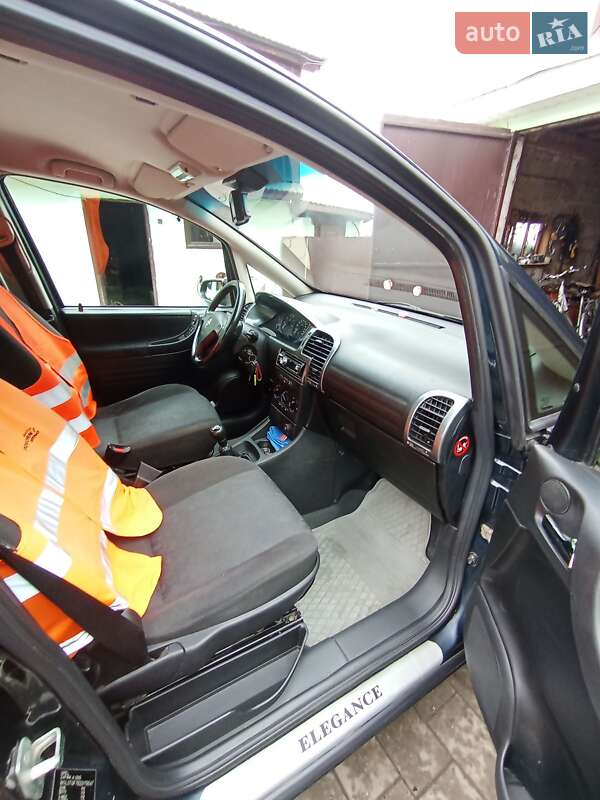 Минивэн Opel Zafira 2002 в Дубно