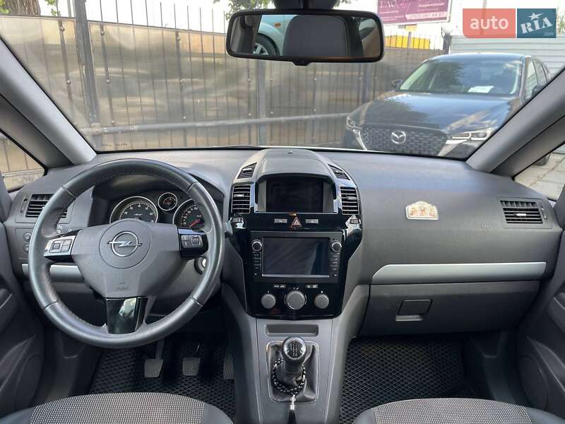 Минивэн Opel Zafira 2011 в Киеве