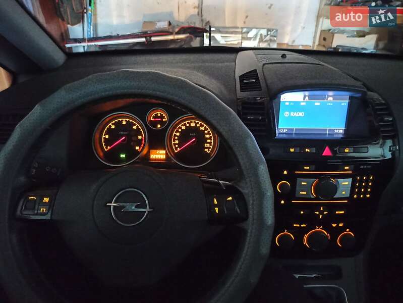 Минивэн Opel Zafira 2011 в Варве