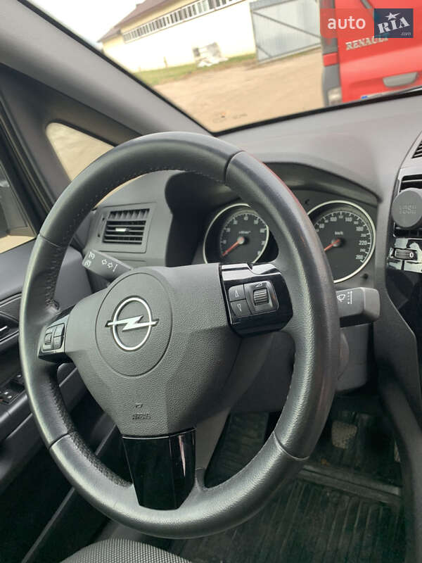 Минивэн Opel Zafira 2011 в Ровно