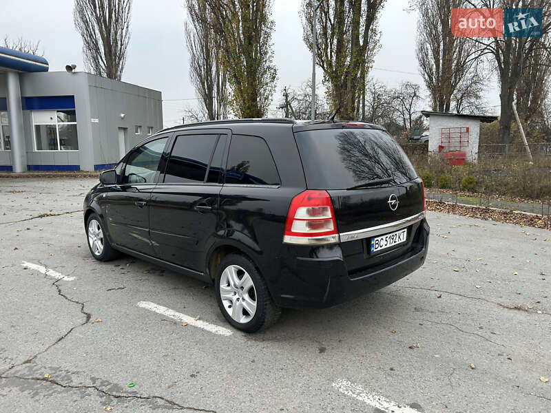 Минивэн Opel Zafira 2010 в Коростене