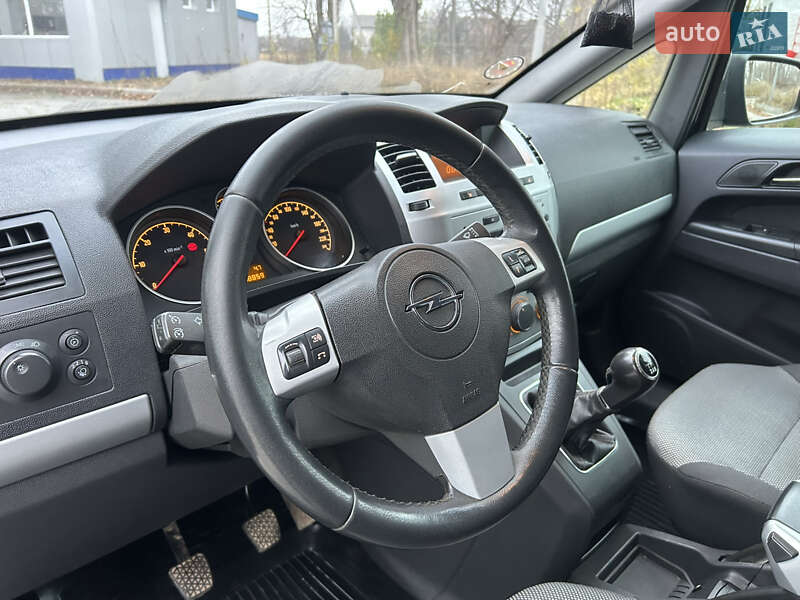 Минивэн Opel Zafira 2010 в Коростене