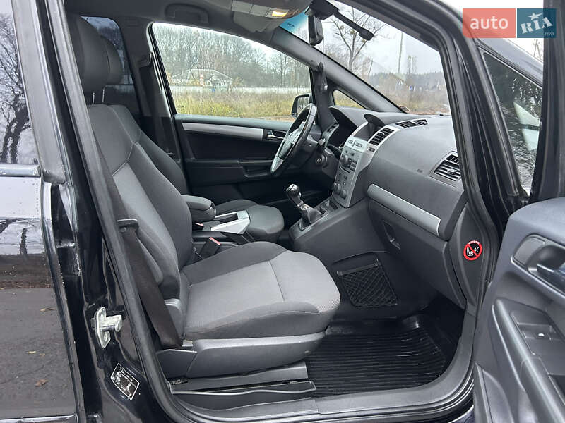 Минивэн Opel Zafira 2010 в Коростене