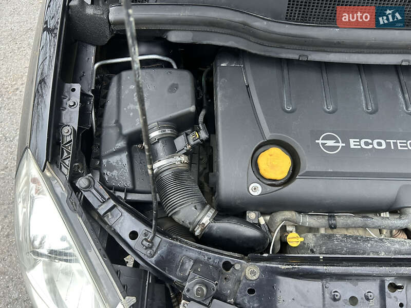 Минивэн Opel Zafira 2010 в Коростене