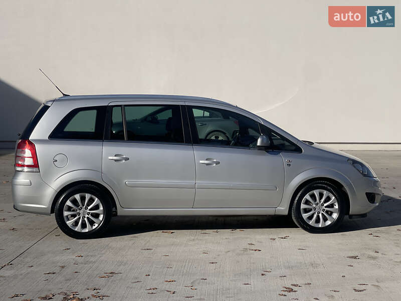 Минивэн Opel Zafira 2010 в Луцке