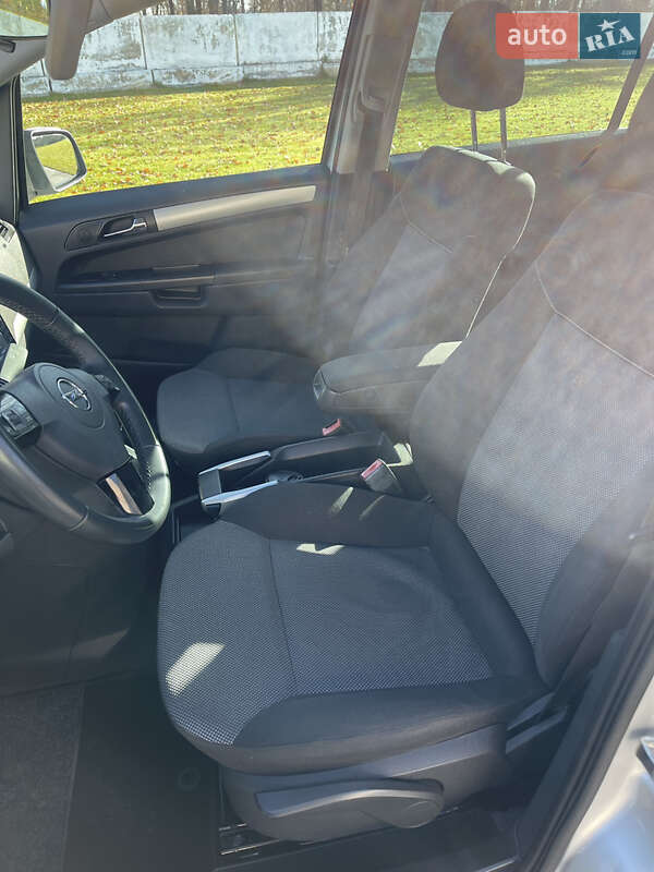 Минивэн Opel Zafira 2010 в Луцке