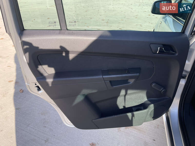 Минивэн Opel Zafira 2010 в Луцке