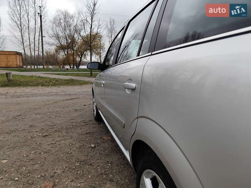 Минивэн Opel Zafira 2008 в Киеве