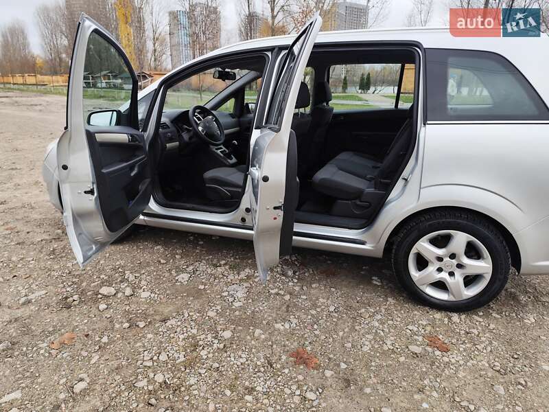 Минивэн Opel Zafira 2008 в Киеве