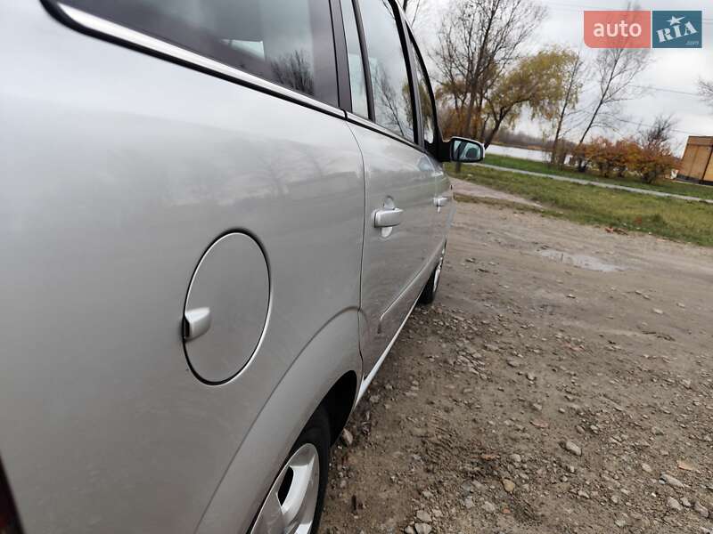 Минивэн Opel Zafira 2008 в Киеве