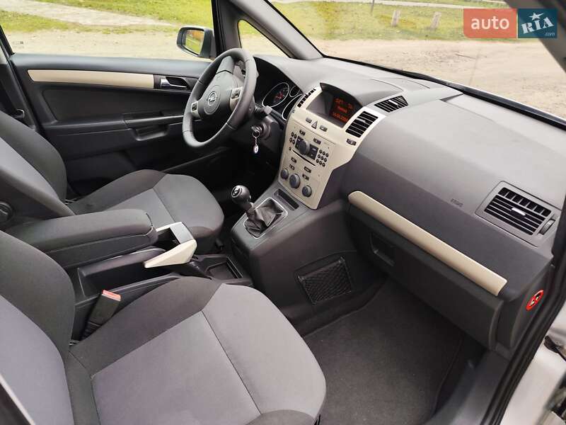 Минивэн Opel Zafira 2008 в Киеве
