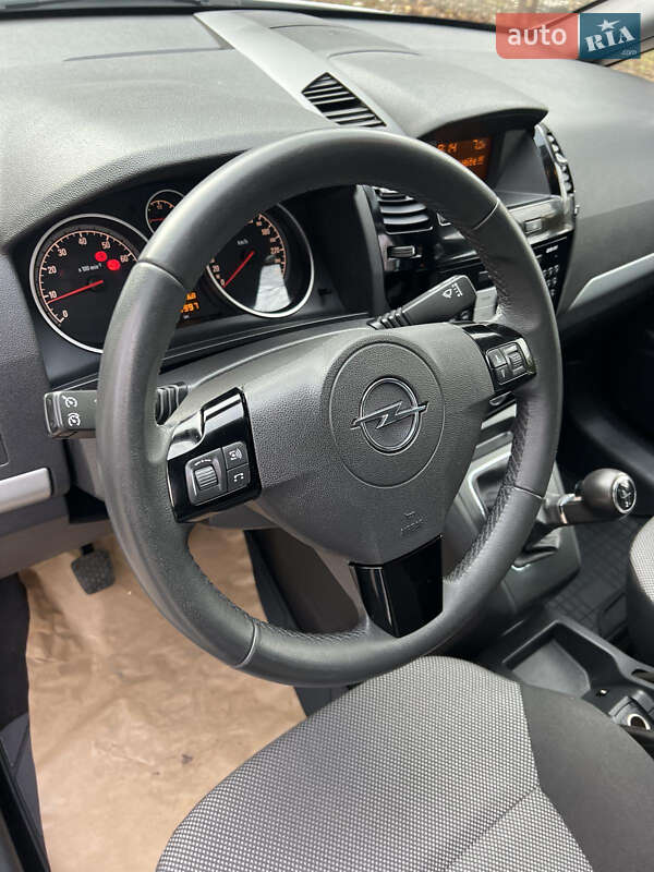 Минивэн Opel Zafira 2012 в Запорожье