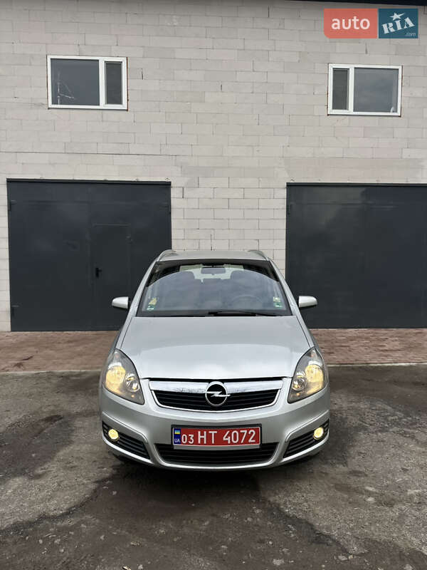 Минивэн Opel Zafira 2007 в Хороле