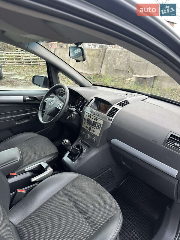Минивэн Opel Zafira 2007 в Хороле