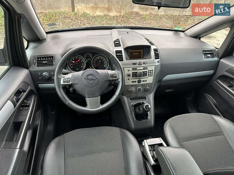 Минивэн Opel Zafira 2007 в Хороле