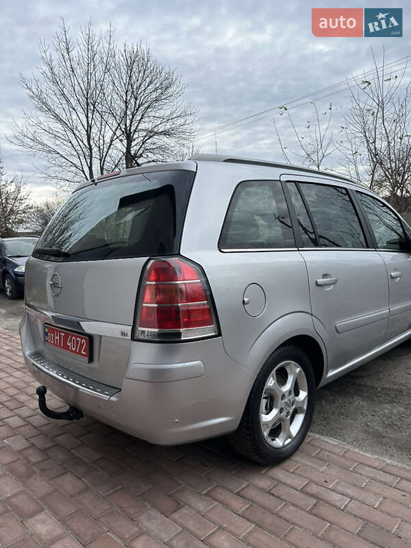 Минивэн Opel Zafira 2007 в Хороле