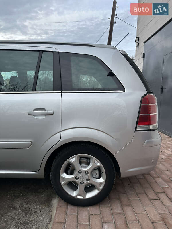 Минивэн Opel Zafira 2007 в Хороле