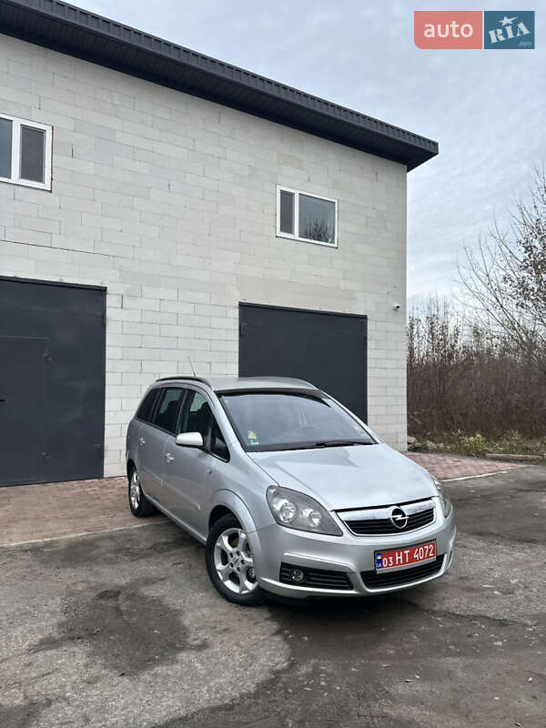 Минивэн Opel Zafira 2007 в Хороле