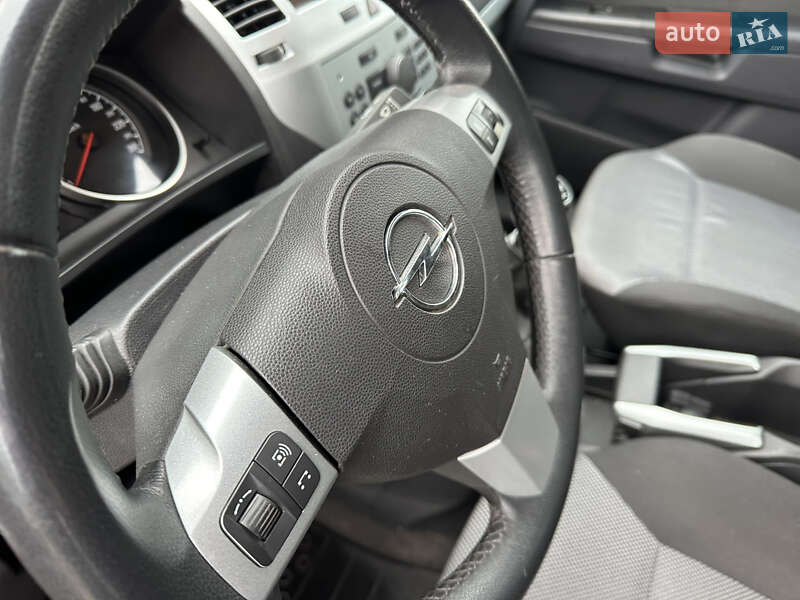 Минивэн Opel Zafira 2010 в Тернополе