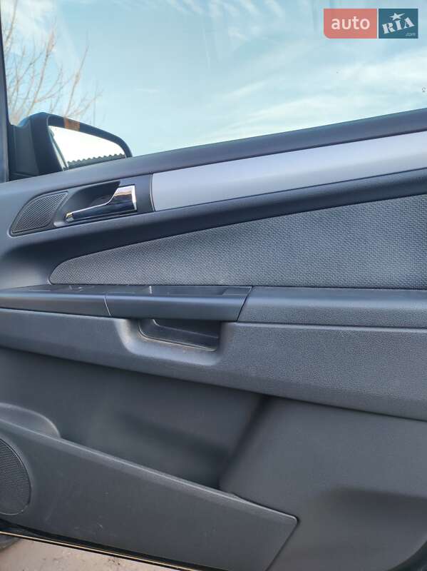 Минивэн Opel Zafira 2005 в Деражне