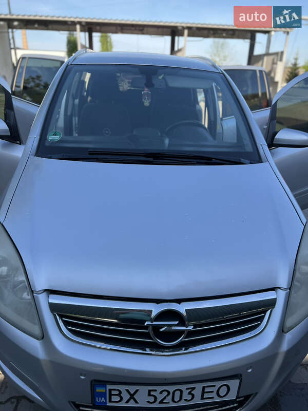 Минивэн Opel Zafira 2008 в Волочиске