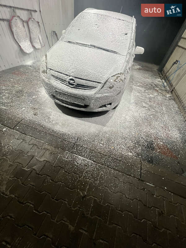 Минивэн Opel Zafira 2008 в Волочиске