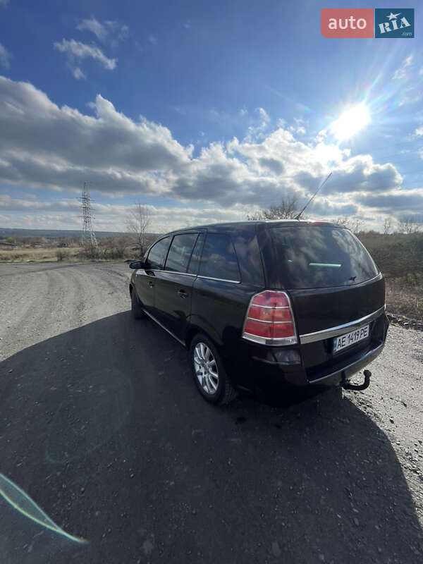 Минивэн Opel Zafira 2005 в Кривом Роге