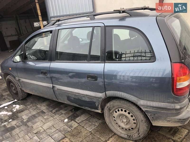 Минивэн Opel Zafira 2000 в Городке