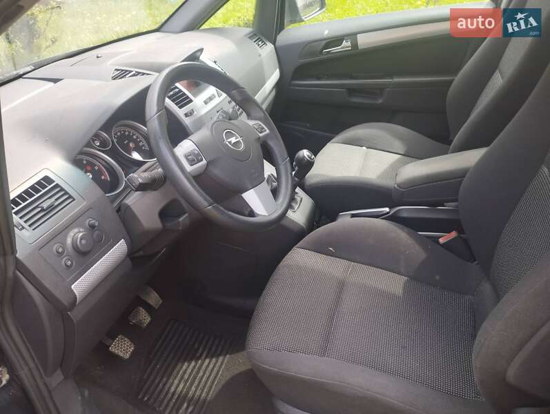 Минивэн Opel Zafira 2011 в Косове