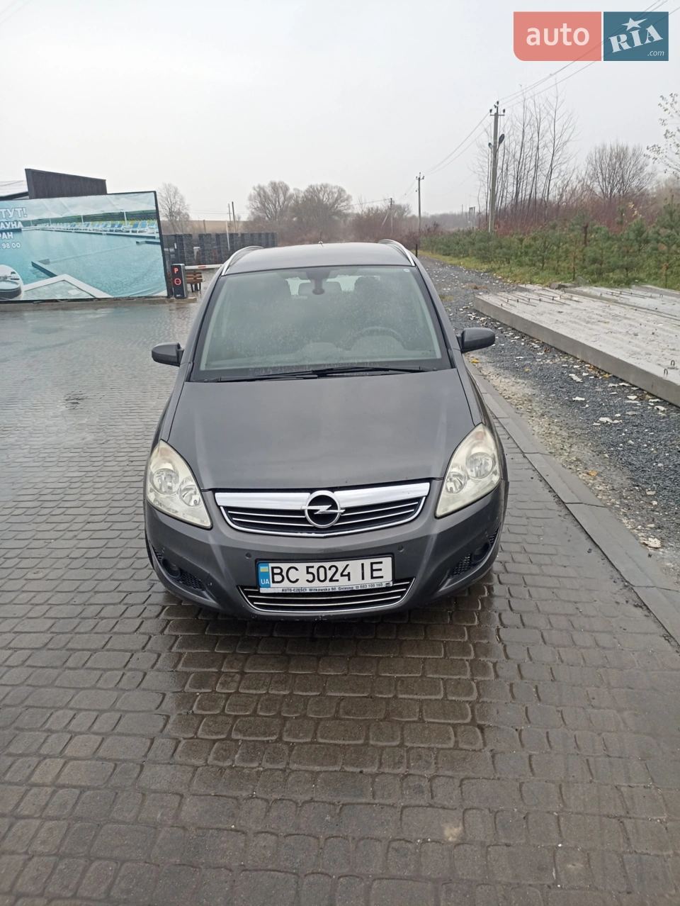 Автомобіль в гарному стані, має незначні недоліки по кузову. 2 комплекти коліс на дисках