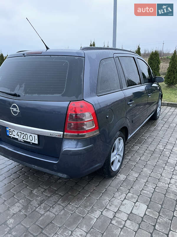 Минивэн Opel Zafira 2008 в Комарному