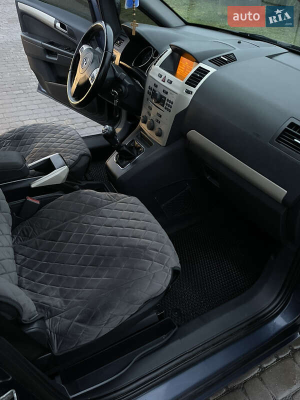 Минивэн Opel Zafira 2008 в Комарному