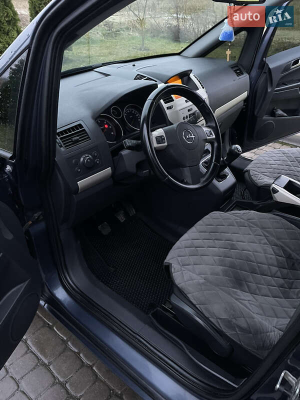 Минивэн Opel Zafira 2008 в Комарному