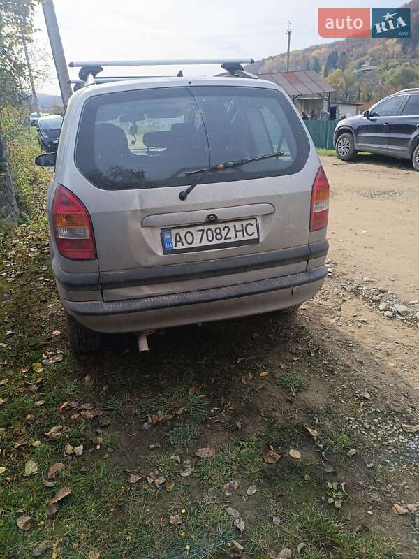 Минивэн Opel Zafira 2001 в Иршаве