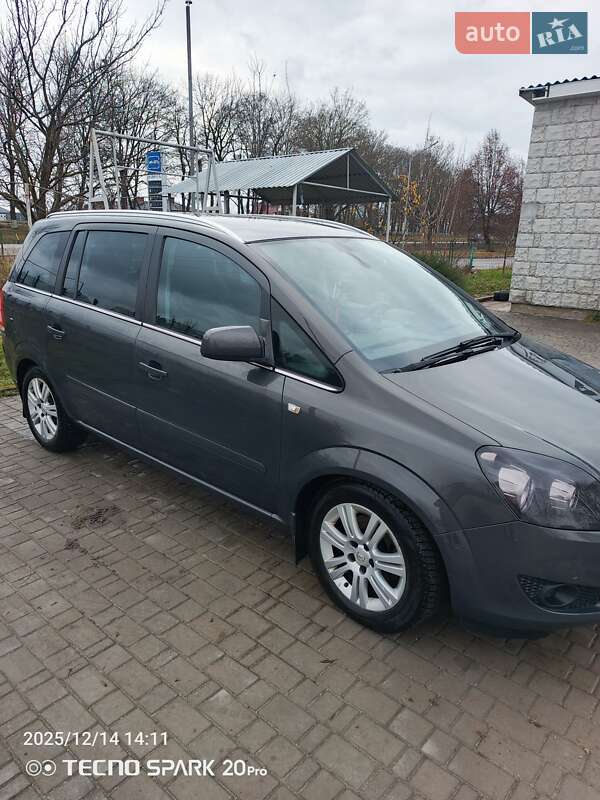 Минивэн Opel Zafira 2013 в Волочиске