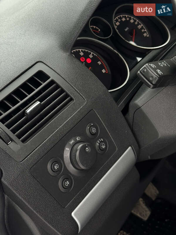 Мінівен Opel Zafira 2011 в Львові