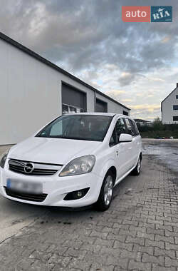 Минивэн Opel Zafira 2010 в Хотове