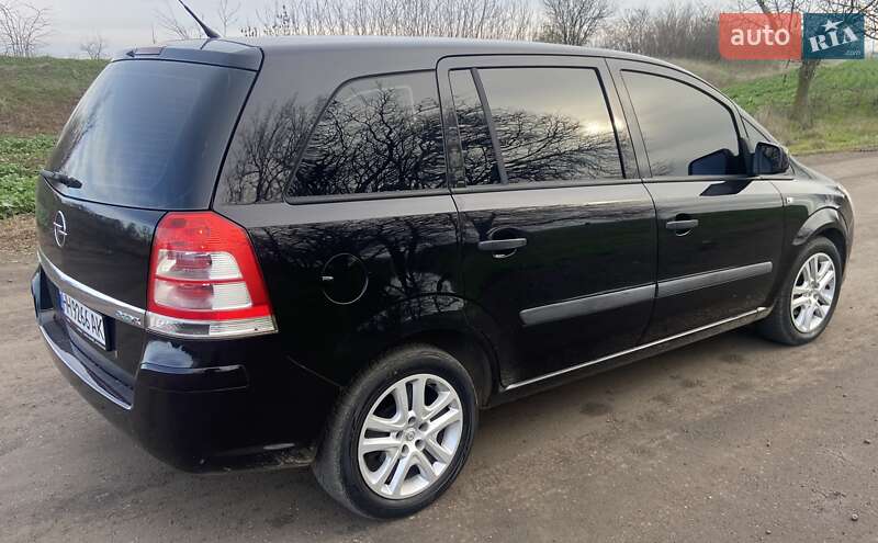 Минивэн Opel Zafira 2009 в Сарате