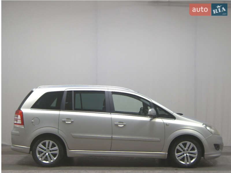 Минивэн Opel Zafira 2010 в Луцке фото 5 Минивэн Opel Zafira 2010 в Луцке