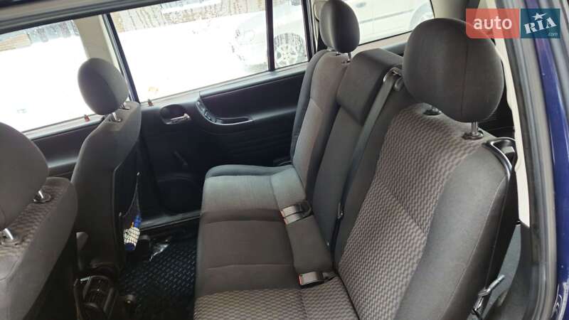 Минивэн Opel Zafira 2002 в Нетешине