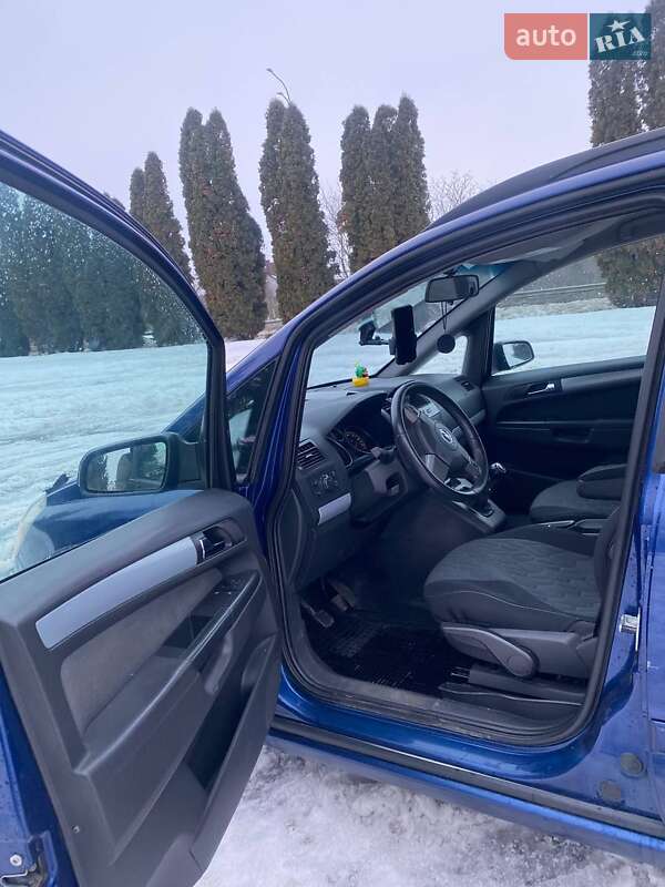 Минивэн Opel Zafira 2005 в Дубно