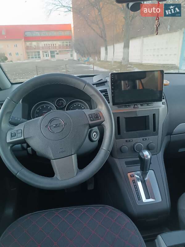 Минивэн Opel Zafira 2006 в Долине
