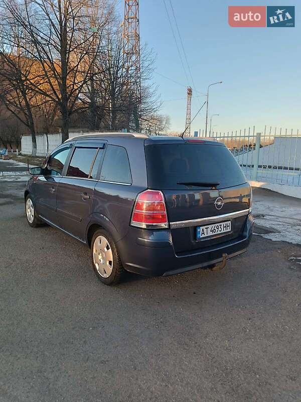 Минивэн Opel Zafira 2006 в Долине