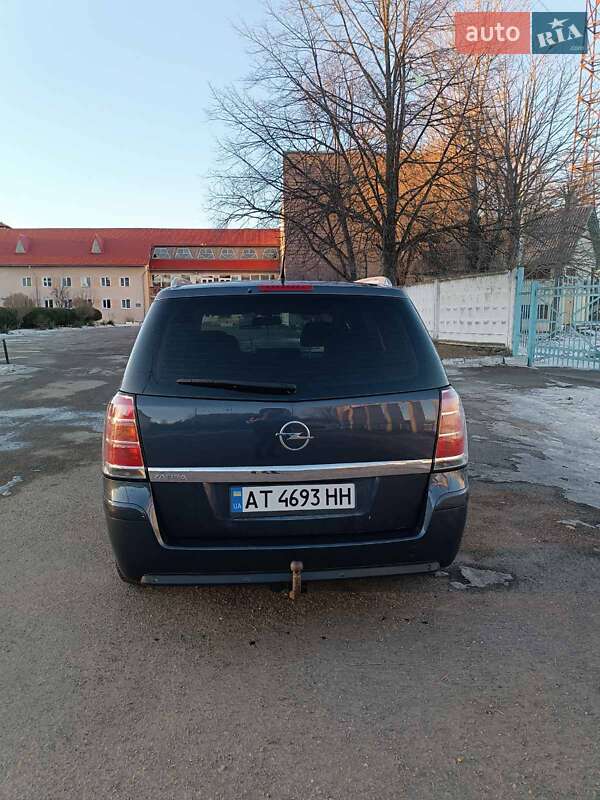 Минивэн Opel Zafira 2006 в Долине