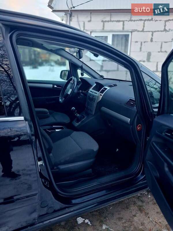 Минивэн Opel Zafira 2010 в Вараше
