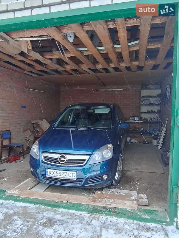 Минивэн Opel Zafira 2007 в Краснограде