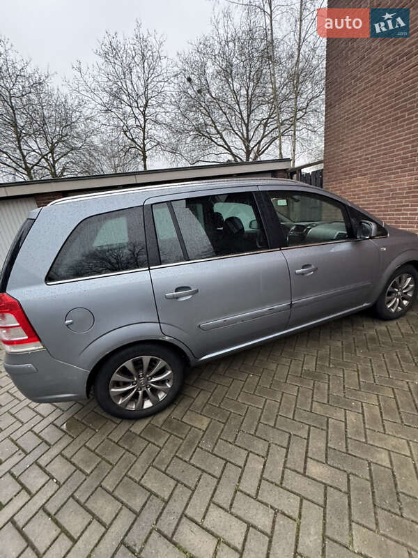 Минивэн Opel Zafira 2010 в Луцке