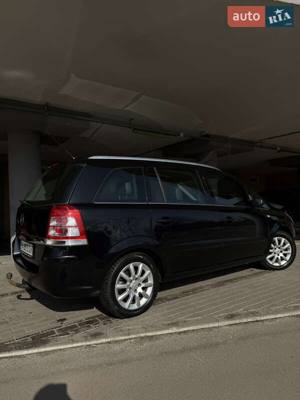 Минивэн Opel Zafira 2008 в Киеве