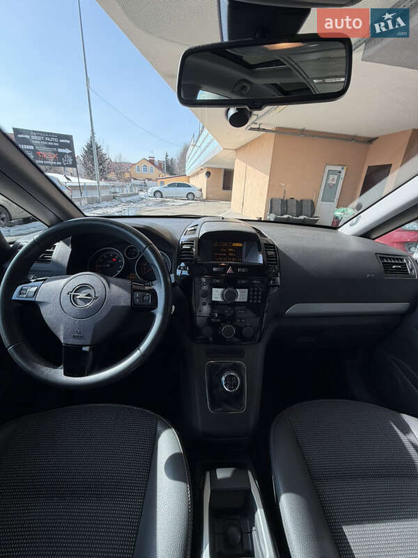 Минивэн Opel Zafira 2008 в Киеве