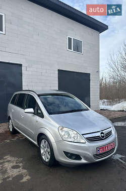Минивэн Opel Zafira 2009 в Хороле